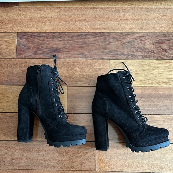 Wild Diva Vivian Block Heel Lug Platform Black Lace-Up Boots with Zip Up Sides - Picture 7 of 10